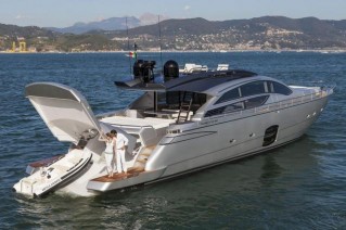 Pershing 82 Yacht - Aft View-001